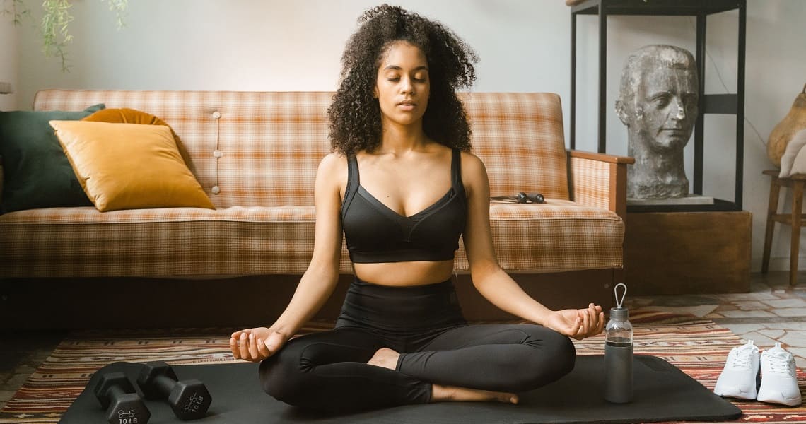 Frau nutzt Meditation gegen Stress