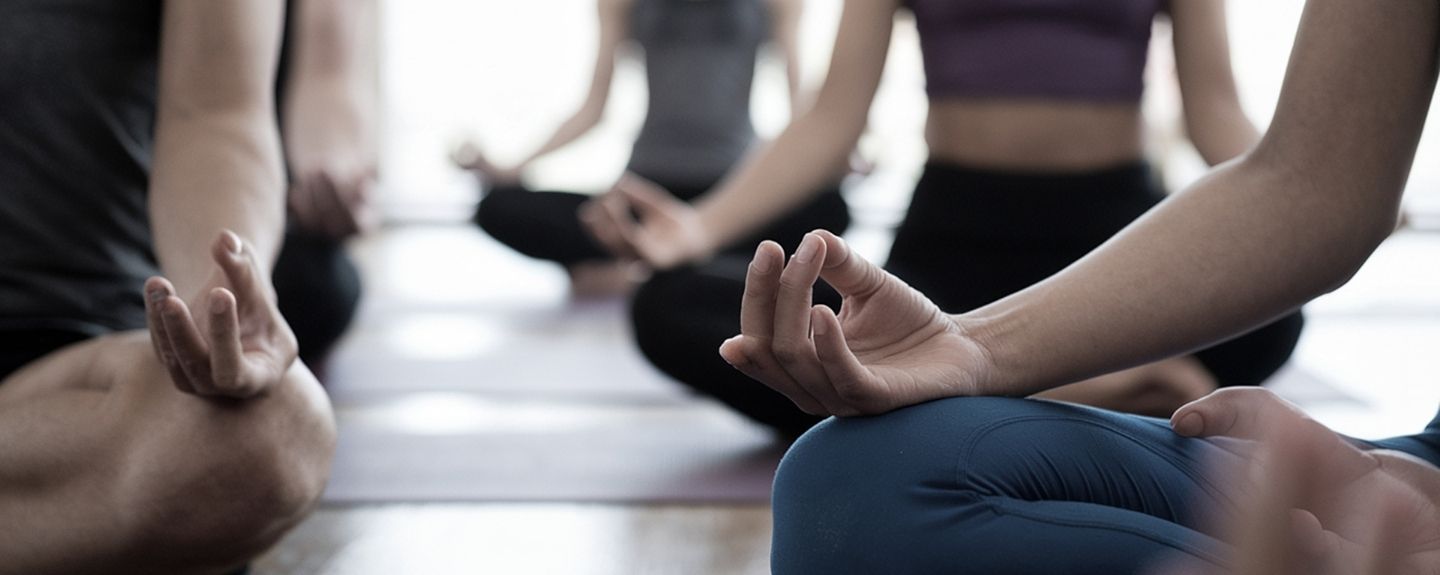 Aufnahme einer Gruppe die Yoga praktiziert Aufnahme einer Gruppe die Yoga praktiziert