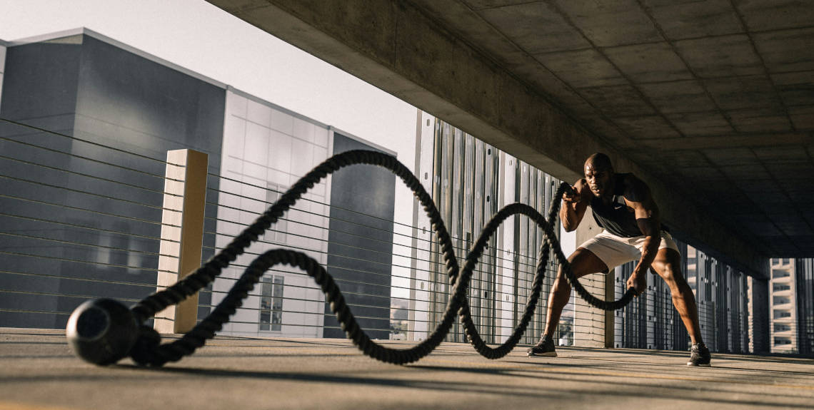 Mann trainiert mit Battle Rope