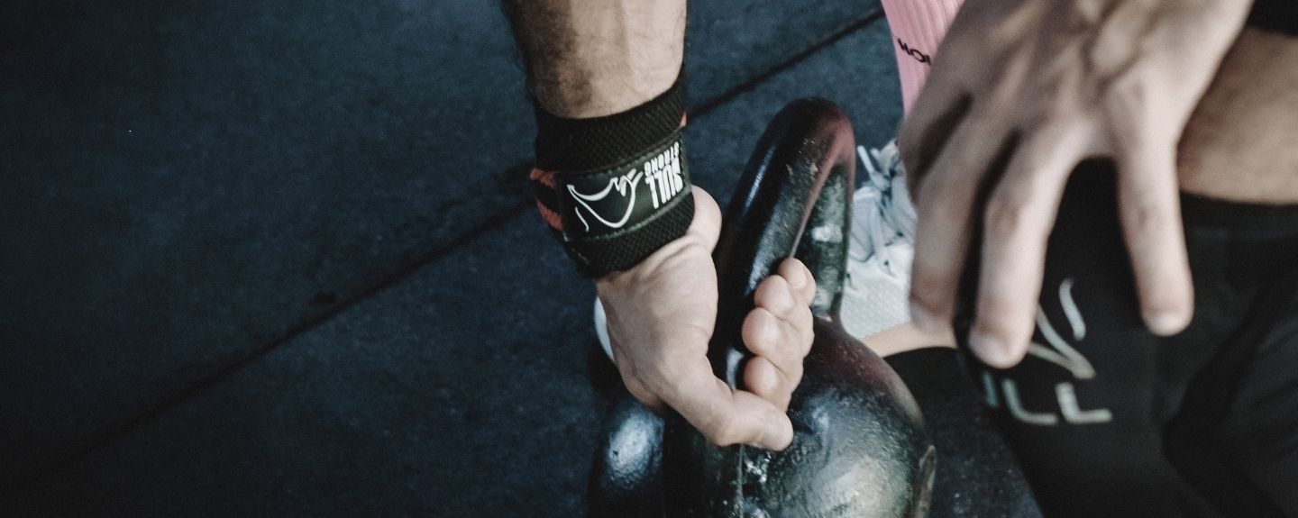 Nahaufnahme einer Hand mit Kettlebell in der Hand Nahaufnahme einer Hand mit Kettlebell in der Hand