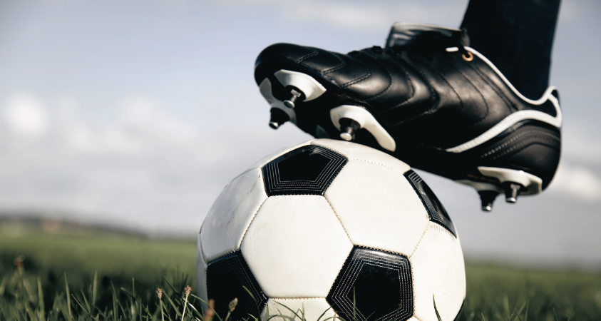 Foto von einem Fußball und Fußballschuh Foto von einem Fußball und Fußballschuh