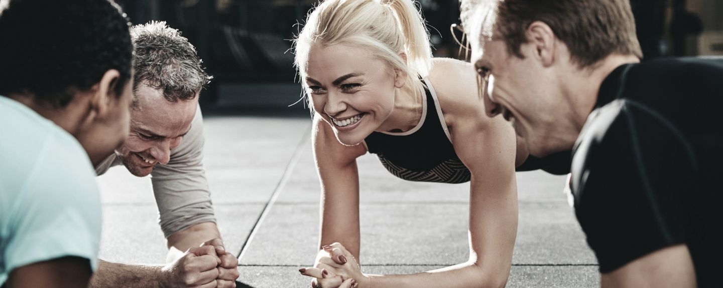 Gruppe macht zusammen ein Workout Gruppe macht zusammen ein Workout
