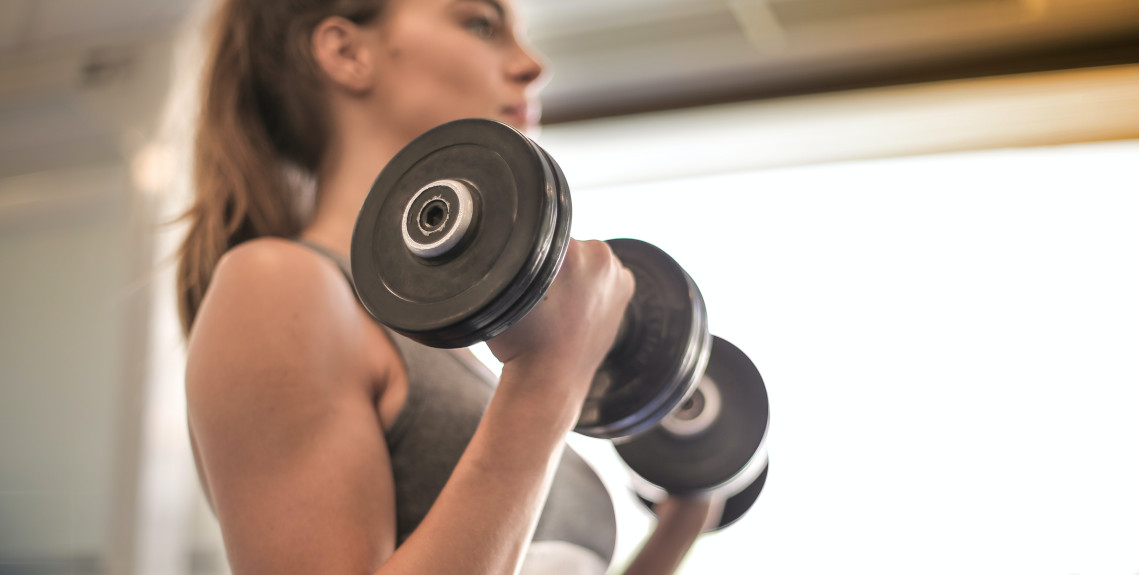 Frau macht Krafttraining mit Hantel