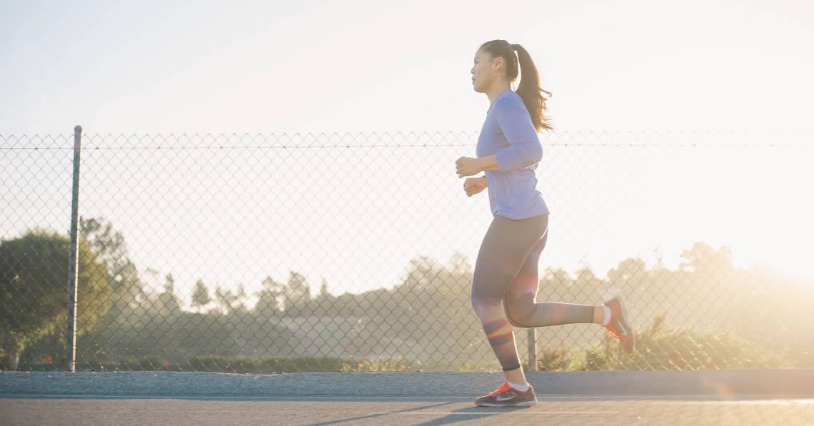 Frau joggt im Freien