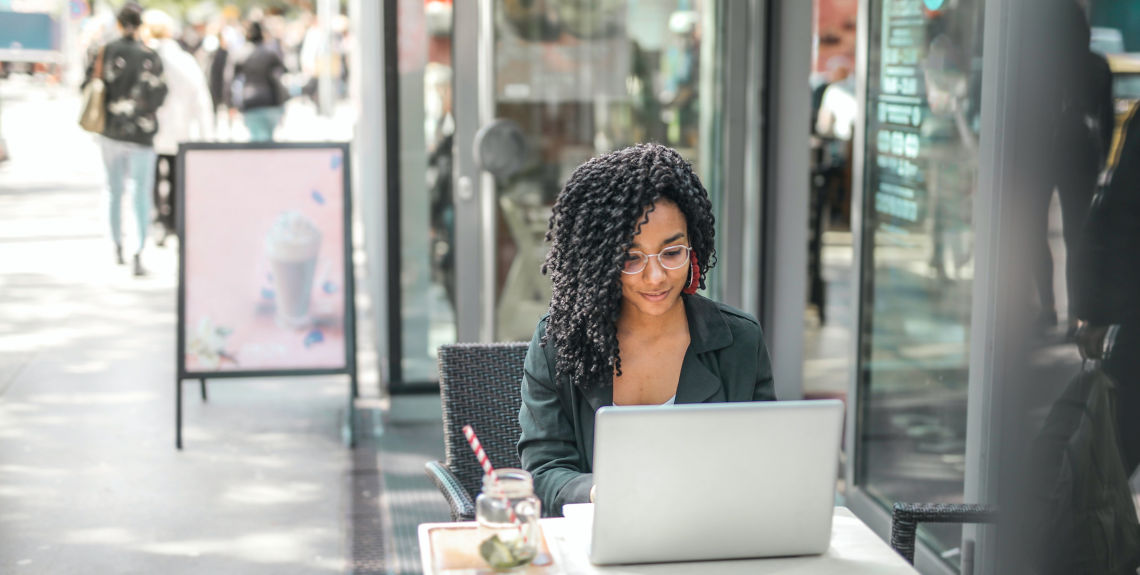 Frau arbeitet digital von unterwegs