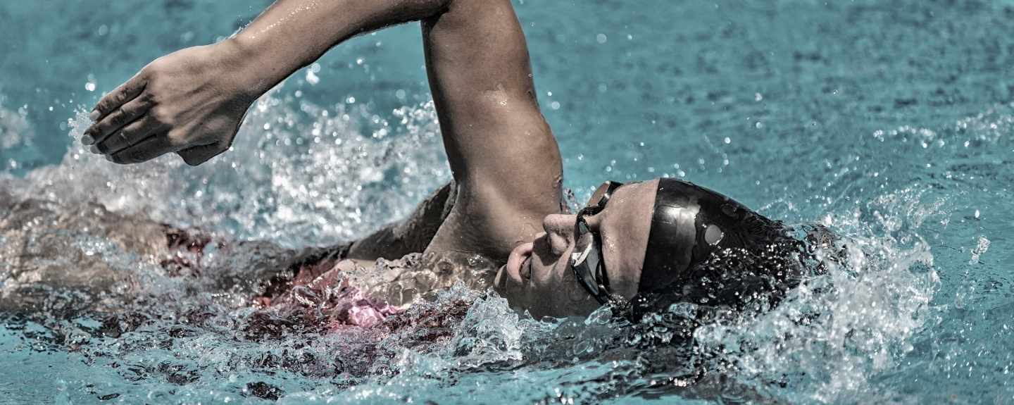 Foto einer Schwimmerin beim Kraulen