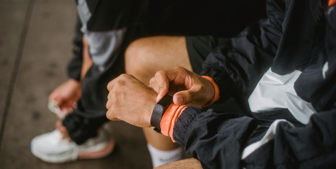 Smartwatch am Handgelenk eines Mannes