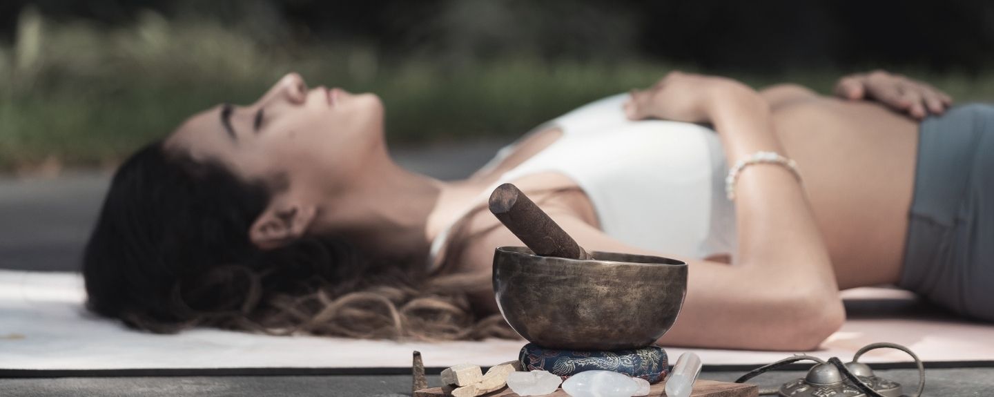 Eine Frau liegt entspannt auf einer Yogamatte Eine Frau liegt entspannt auf einer Yogamatte