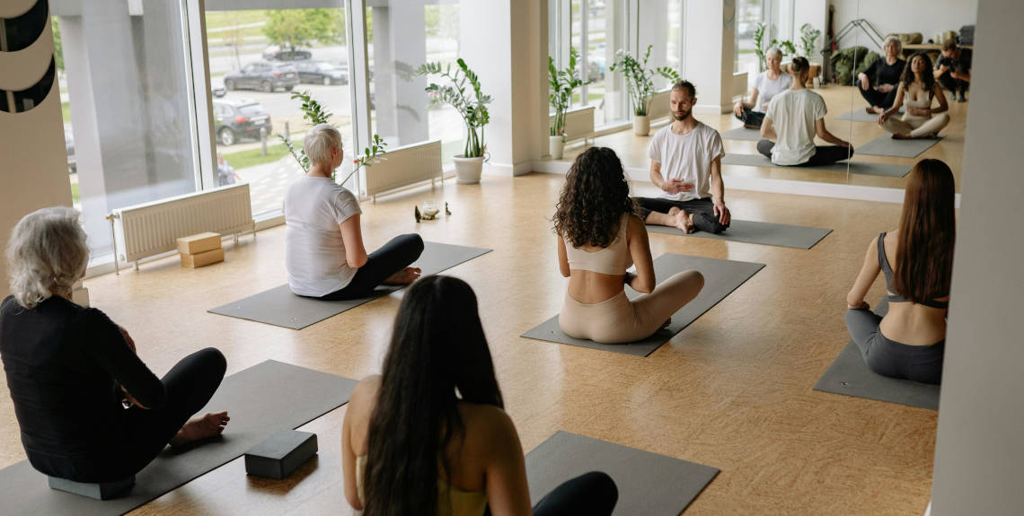 Yogalehrer unterrichtet Yogaklasse